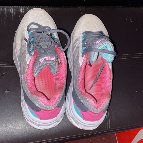 Fila gym shoes barely worn kinda new - Picture 3 of 6